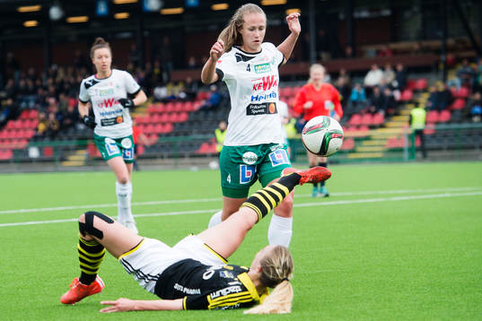 AIKs Emma Lundh och Mallbackens Eilish McSorley