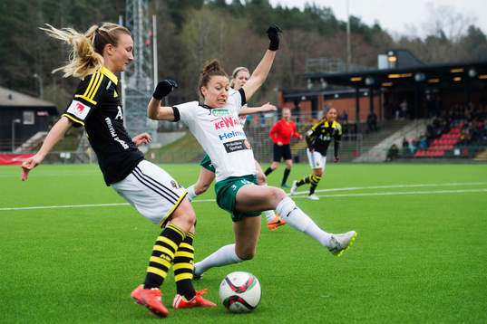 AIKs Emma Lundh och Mallbackens Katie Bethke