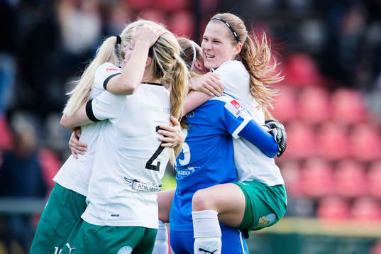 Mallbackens Sarah Bergman jublar med målvakt Jennifer Falk