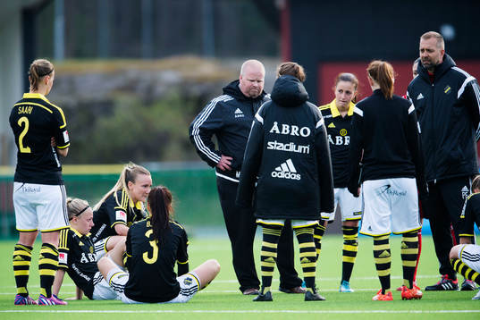 AIKs spelare samt tränare Mattias Eriksson deppar