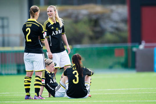 AIKs Maija Saari, Emma Lundh och Nathalie Björn deppar