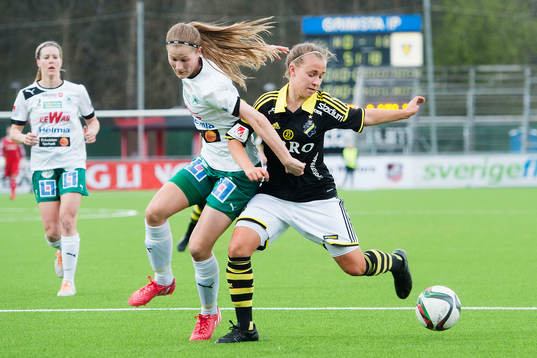 Mallbackens Sarah Bergman och AIKs Julia Zigiotti Olme