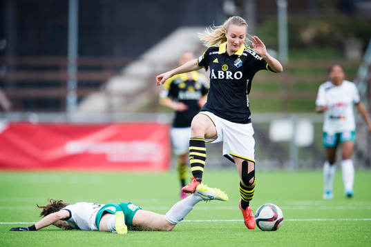 AIKs Emma Lundh hoppar över Mallbackens Katie Bethke