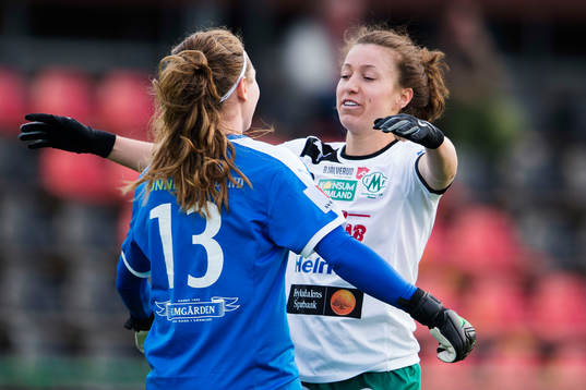 Mallbackens målvakt Jennifer Falk och Katie Bethke jublar