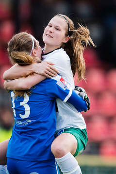 Mallbackens målvakt Jennifer Falk och Sarah Bergman jublar