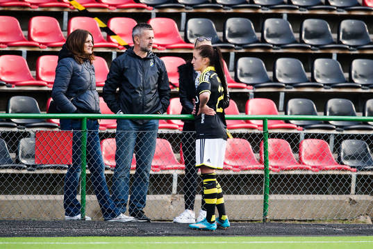 AIKs Daniella Novakovic pratar med sin pappa Nebojsa