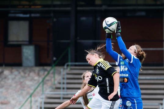 Mallbackens målvakt Jennifer Falk med en räddning