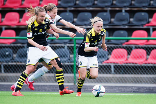 AIKs Emma Lundh stoppar Mallbackens Sarah Bergman medans