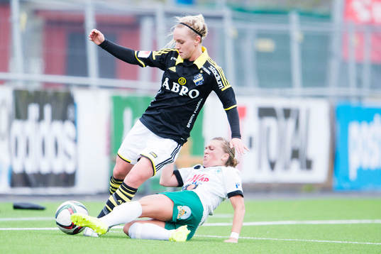 AIKs Sarah Fredriksson mot Mallbackens Monica Dolinsky