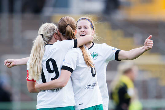 Mallbackens Mimmi Larsson (vänd mot kameran) jublar med