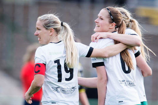 Mallbackens Frida Broström  och Sarah Bergman jublar