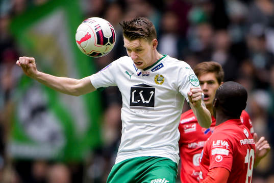 Hammarbys Birkir Már Saevarsson nickar bollen