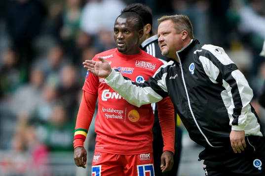 Åtvidabergs John Owoeri får instruktioner av tränare