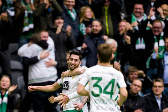 Hammarbys Nahir Besara jublar med sina lagkamrater