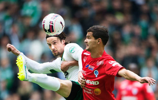 Hammarbys Linus Hallenius i en duell med Åtvidabergs