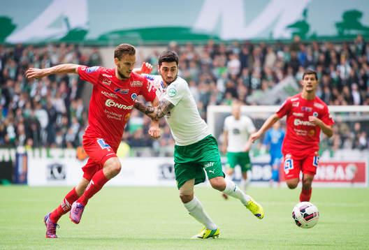 Åtvidabergs Månz Karlsson i en närkamp med Hammarbys