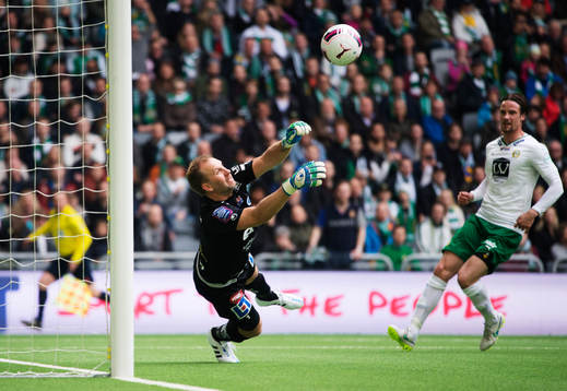Åtvidabergs målvakt Henrik Gustavsson räddar ett skott