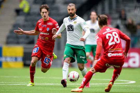 Hammarbys Kennedy Bakircioglu driver fram bollen mellan