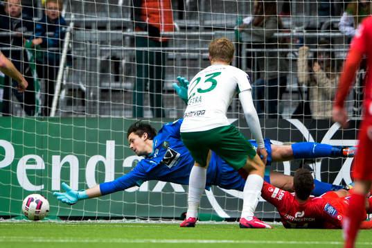 Hammarbys målvakt Johannes Hopf räddar skott från
