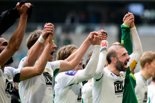 Hammarbys Kennedy Bakircioglu jublar med sina lagkamrater