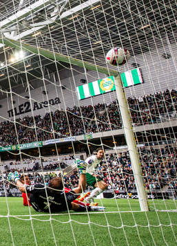 Hammarbys Linus Hallenius skjuter in 1-0 bakom Åtvidabergs