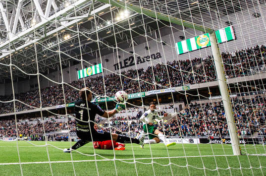 Hammarbys Linus Hallenius skjuter in 1-0 bakom Åtvidabergs