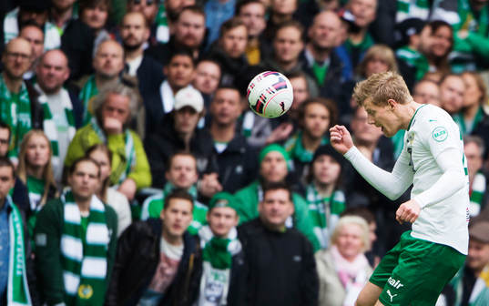 Hammarbys Lars Saetra nickar bollen