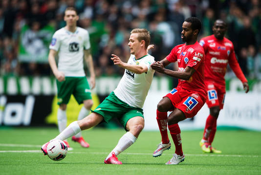 Hammarbys Erik Israelsson utmanas av Åtvidabergs Ammar
