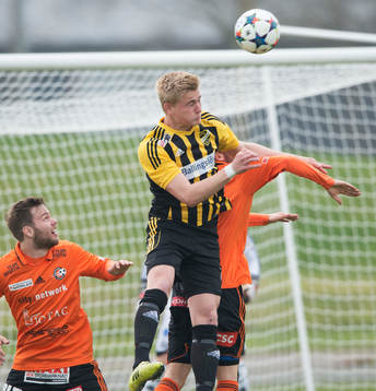 IFK Hässleholms Linus Svensson i matchen i division 2