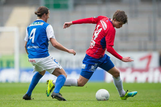 Örgrytes Daniel Paulson tar sig förbi Oddevolds Andreas