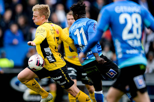 Elfsborgs Per Frick tar sig förbi Halmstads King Osei Gyan