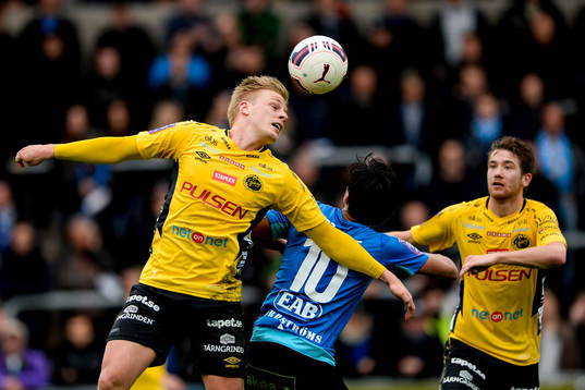 Elfsborgs Per Frick i nickduell med Halmstads Antonio Rojas