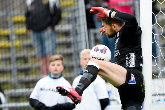 Halmstads målvakt Stojan Lukic räddar med skadar sig när