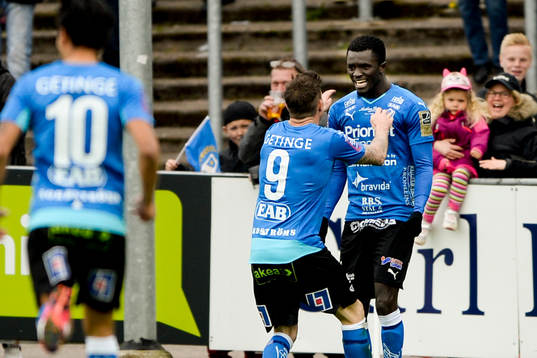 Halmstads James Keene jublar med Kwame Karikari