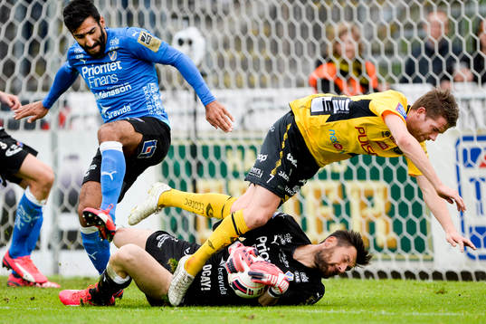 Halmstads målvakt Stojan Lukic räddar framför Elfsborgs