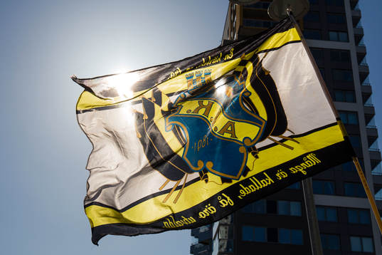 En AIK-flagga utanför arenan
