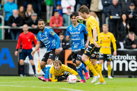 Elfsborgs Simon Hedlund tappar boll