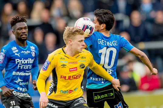 Elfsborgs Per Frick och Halmstads Antonio Rojas