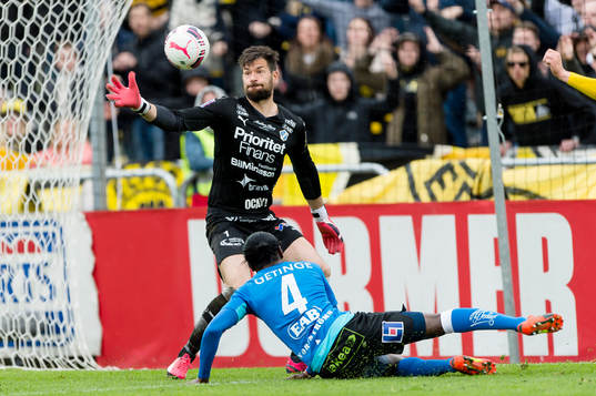 Halmstads målvakt Stojan Lukic räddar