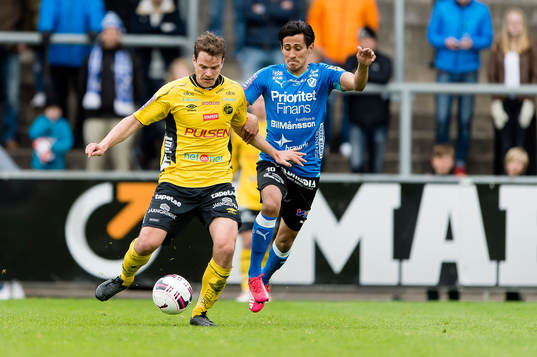 Elfsborgs Henning Hauger och Halmstads Antonio Rojas