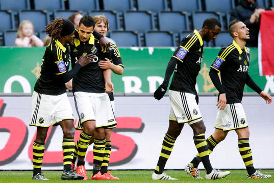 s Mohamed Bangura och Nabil Bahoui jublar