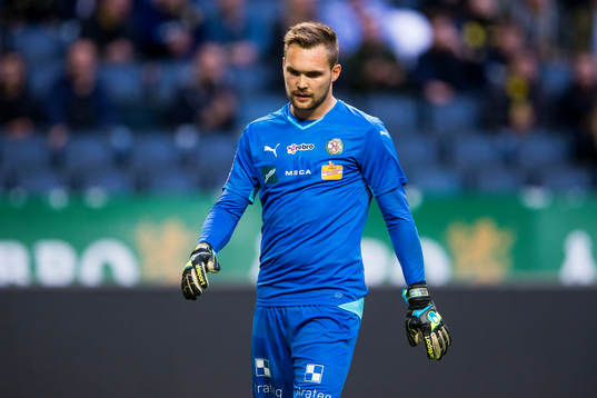 Örebros målvakt Oscar Jansson der deppig ut