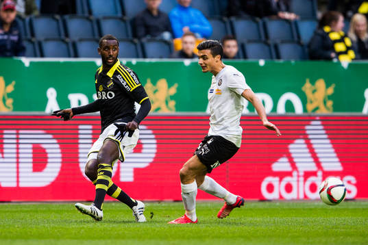 s Henok Goitom med en passning förbi Örebros Ahmed Yasin
