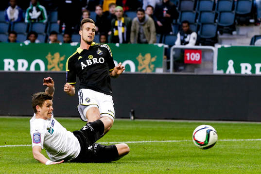 s Fredrik Brustad gör 3-0 och Örebros Eidur Aron