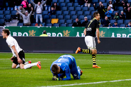 s Fredrik Brustad gör 3-0 och jublar medan Örebros Eidur