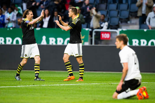 s Nils-Eric Johansson gratulerar Fredrik Brustad till 3-0