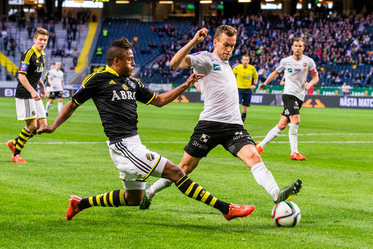 s Niclas Eliasson i kamp om bollen med Örebros Hjörtur