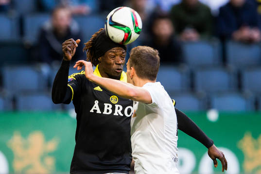 s Mohamed Bangura i en nickduell med Örebros Hjörtur Logi