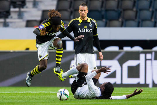 s Mohamed Bangura i kamp om bollen med Örebros Ayanda Nkili