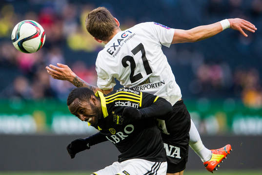 s Henok Goitom i en nickduell med Örebros Eidur Aron
